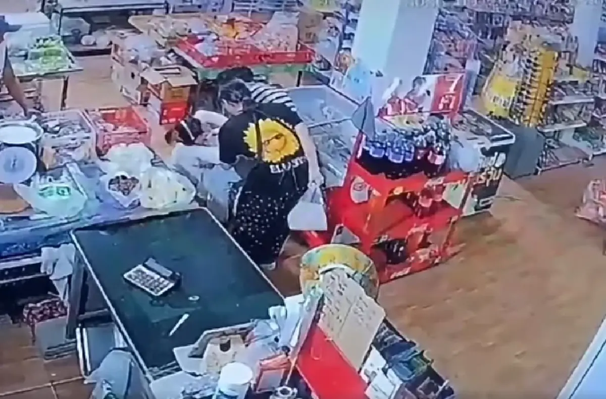 ขนลุกทั้งร้าน สาวปริศนาพุ่งกอดเพื่อน "น้องพิมพ์" ก่อนพูดประโยคสะเทือนใจ