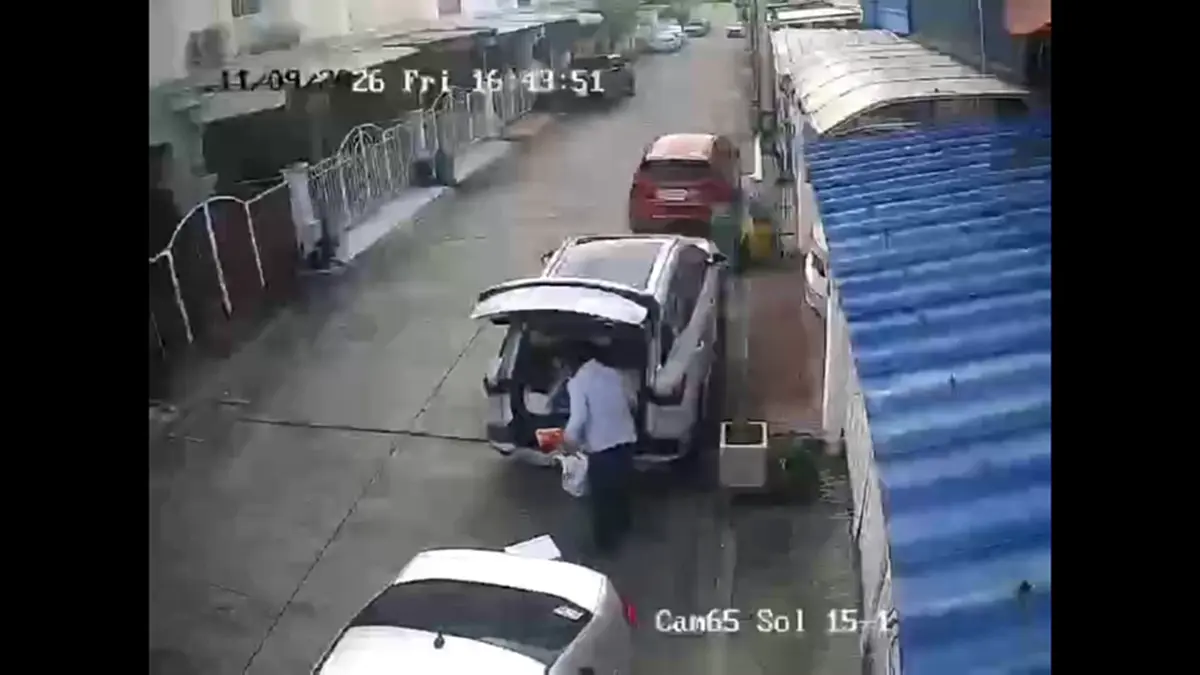 ทนายกร่าง! รัวหมัดต่อยสาวตาปิด โยนขวดน้ำปลาใส่ต่อหน้าลูก