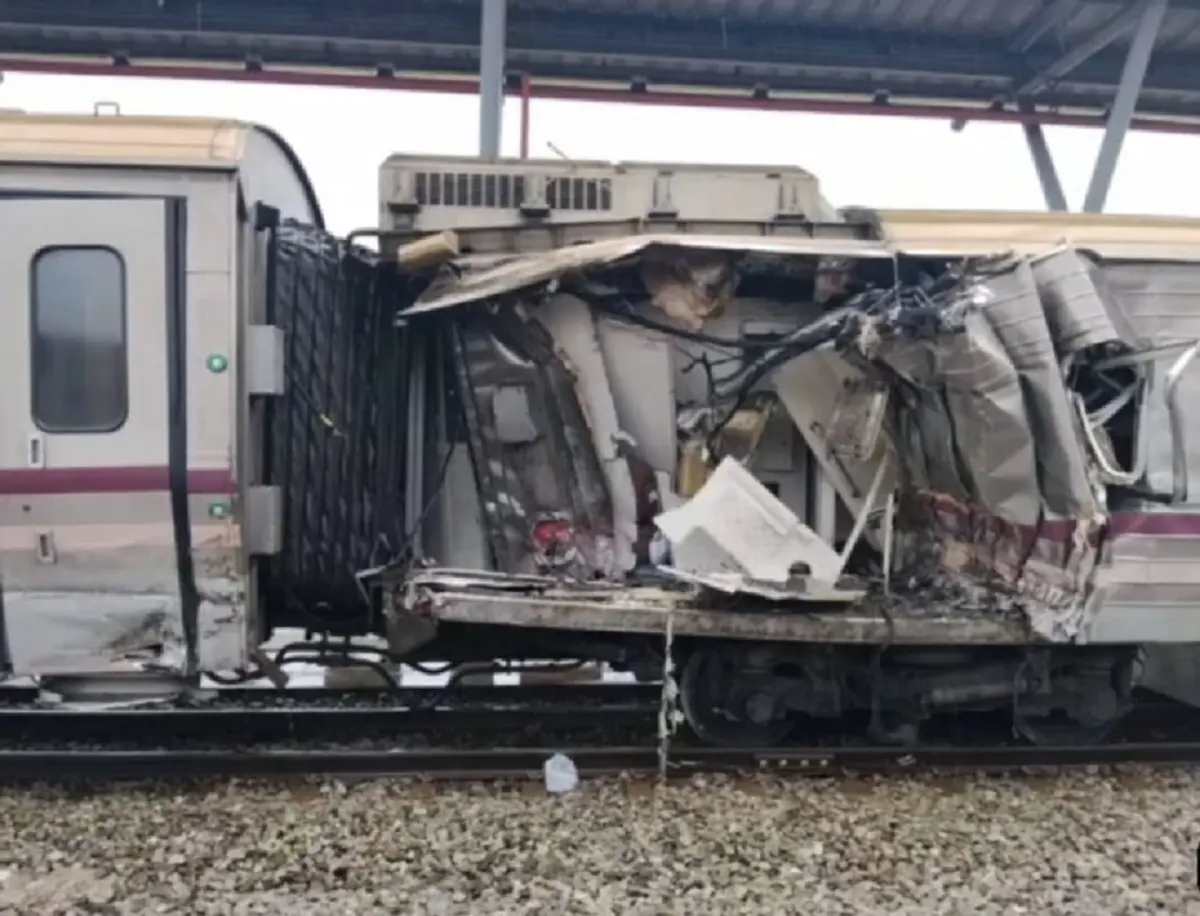 เกิดอุบัติเหตุรถไฟชนกันย่านบางซื่อ หัวจักรพุ่งเฉี่ยวขบวนรถนอน