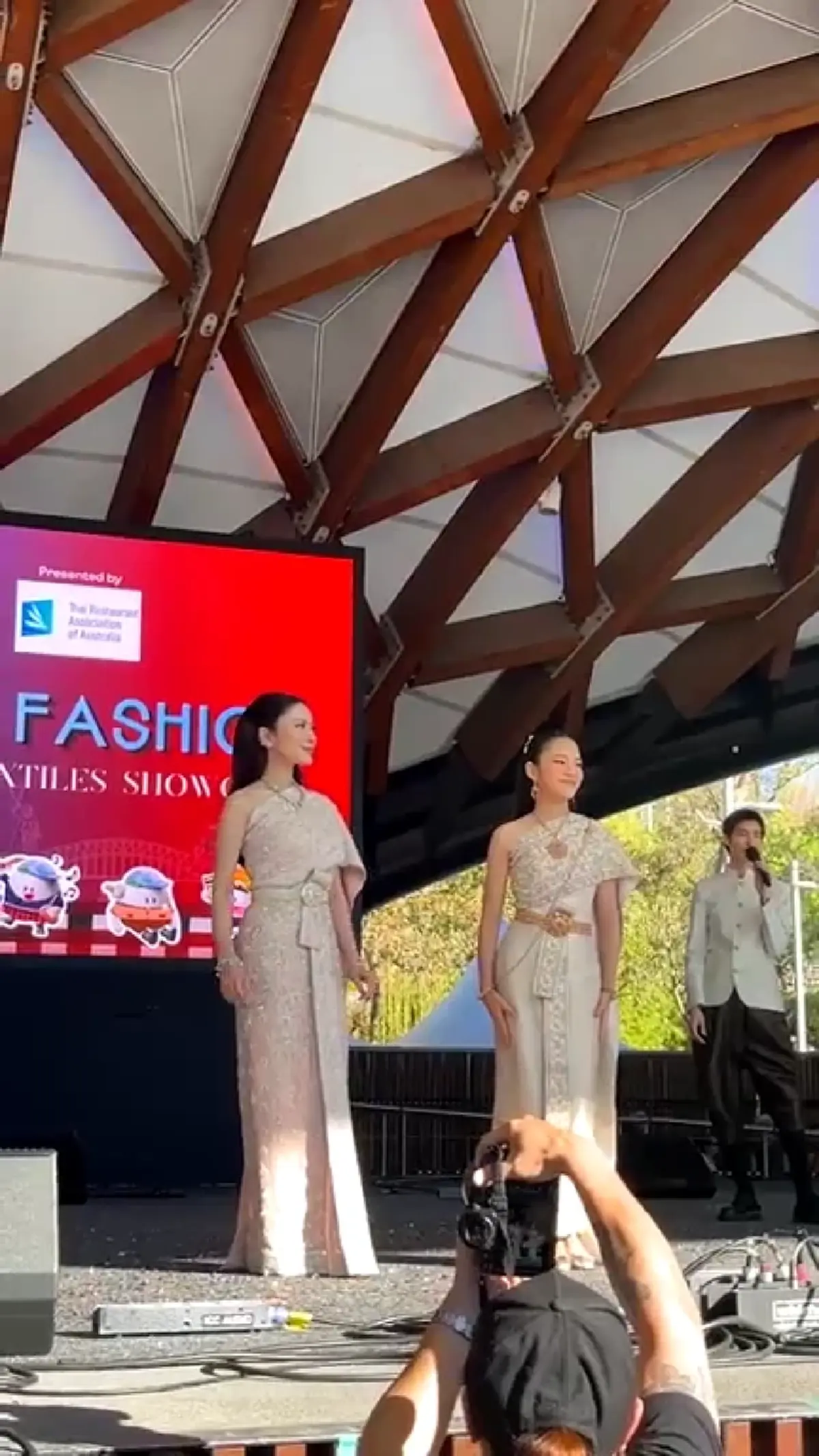 สวยสะกด  "แอฟ ทักษอร - น้องปีใหม่" สวมชุดไทยเดินแฟชั่นโชว์