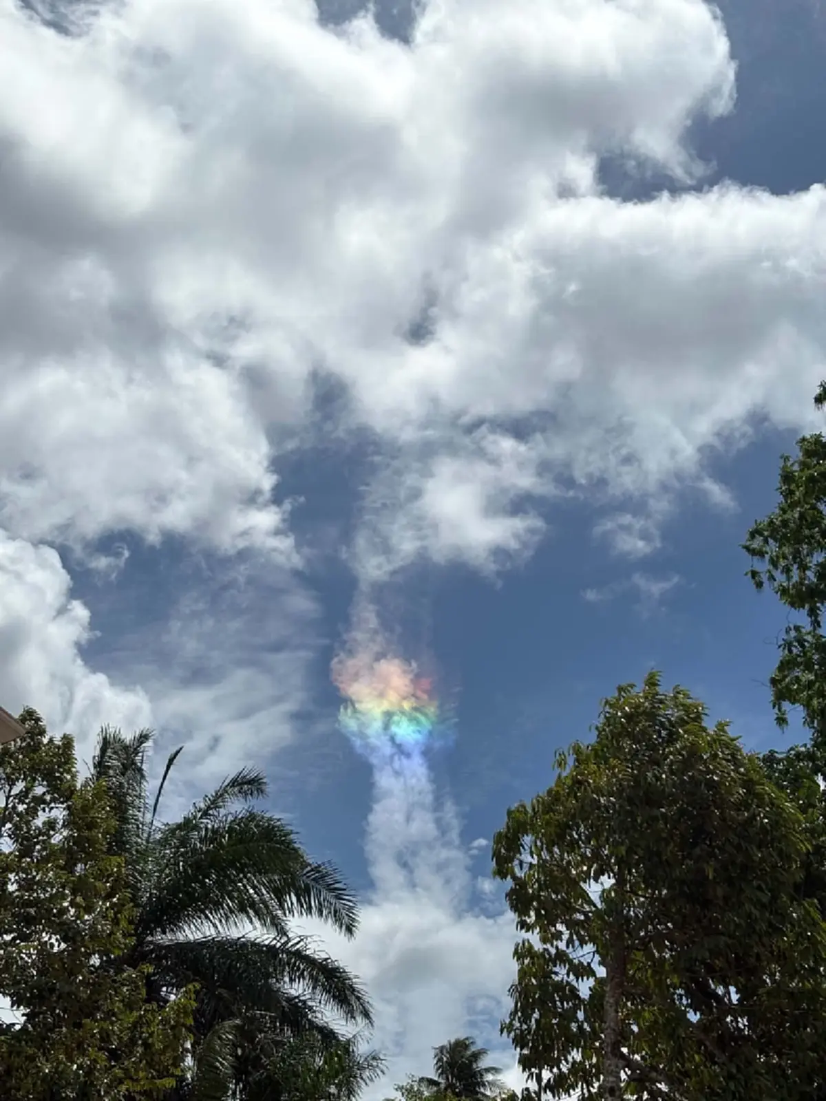 สวยงามตระการตา! เมฆสีรุ้งก่อตัวลอยเด่นเหนือฟ้ากระบี่