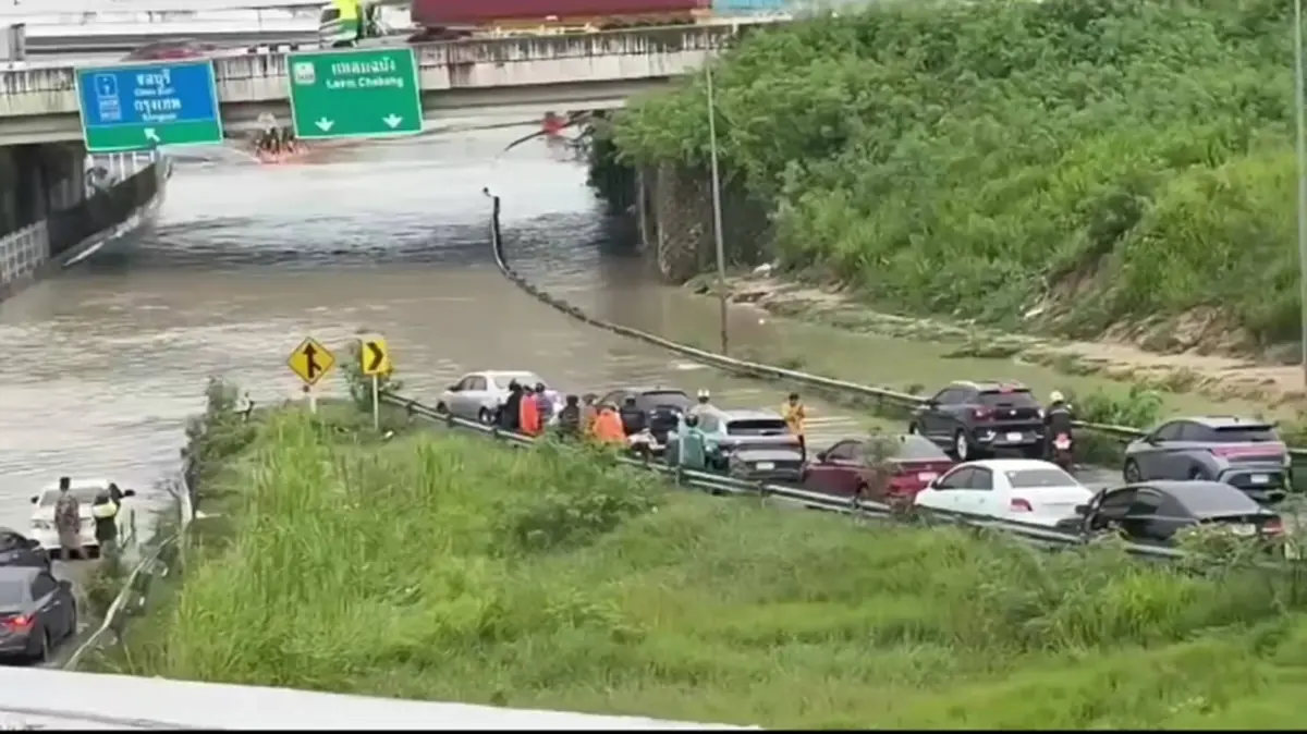 ศรีราชาอ่วม! ฝนถล่ม ทล.331 หน้าปิ่นทอง 1 ท่วมสูงเตือนรถเล็ก