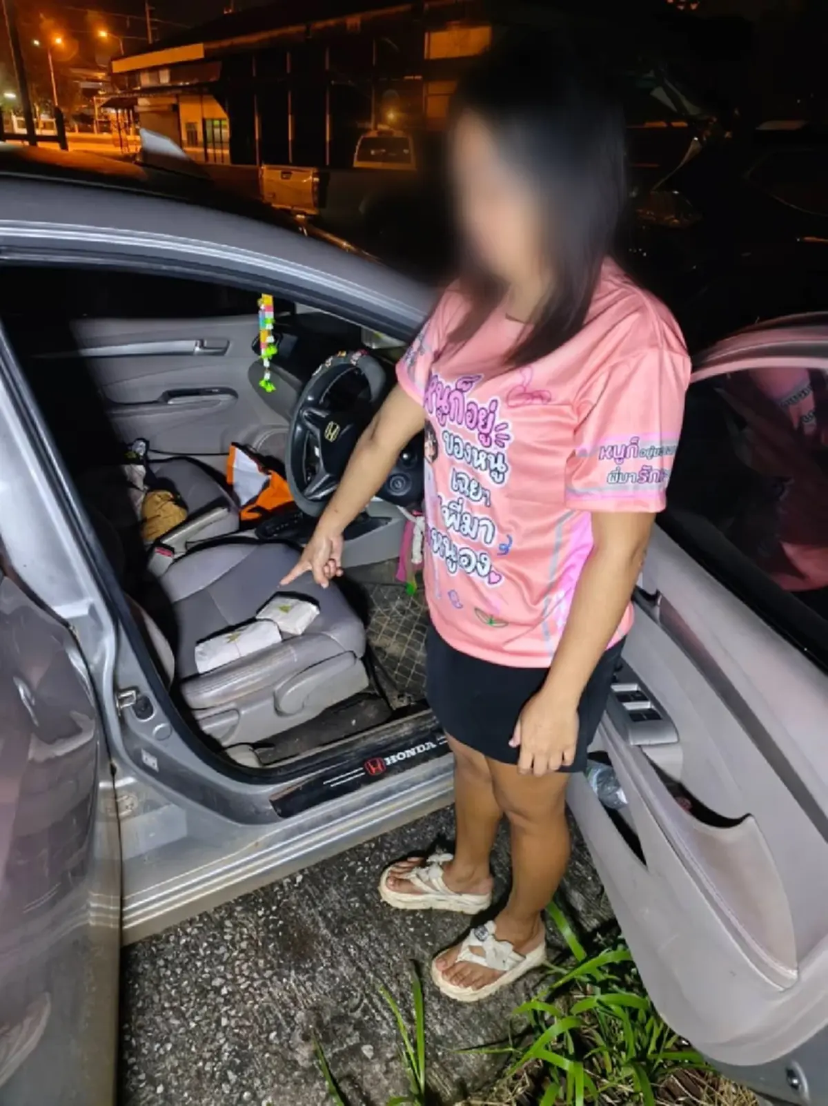 โป๊ะแตก! สาวขับเก๋งส่งยาบ้า เจอของกลาง 4,000 เม็ดได้ค่าจ้าง 1,000