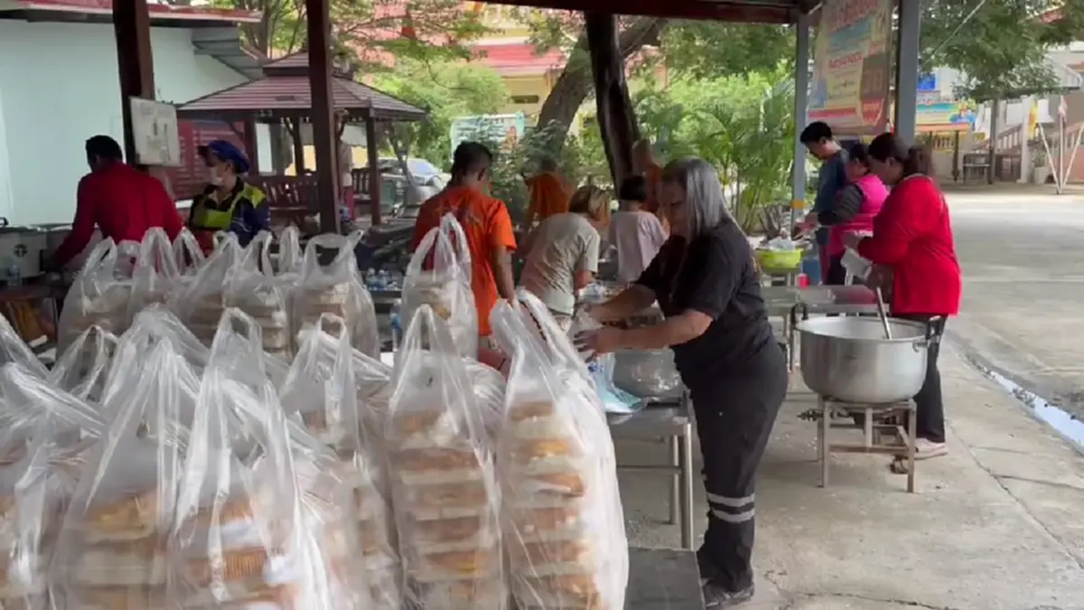 “พระครูป้อม” เปิดโรงครัวทำข้าวกล่องลุยน้ำแจกชาวบ้านติดค้าง
