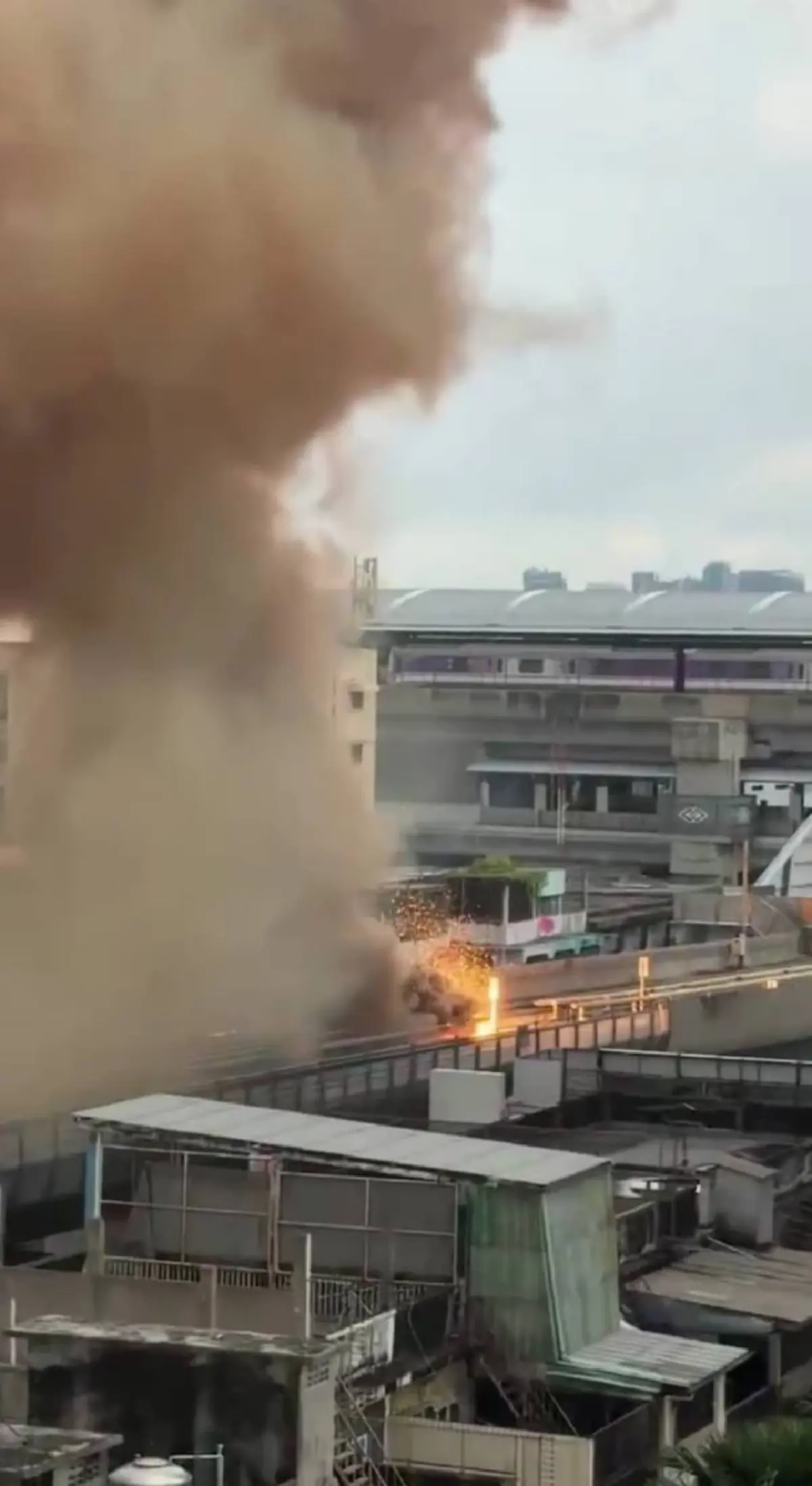 ภาพล่าสุด ไฟไหม้รางรถไฟฟ้า MRT เตาปูน ตรวจสอบแล้วเจอสาเหตุ