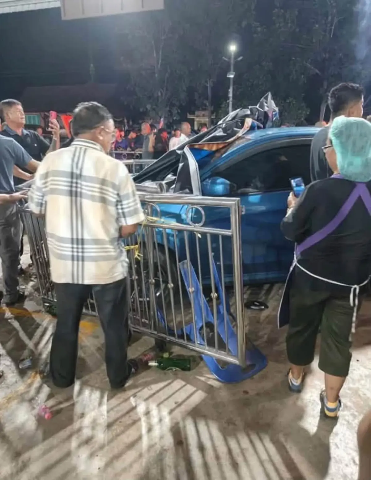 ระทึก เก๋งพุ่งชนโรงเลี้ยงงานศพ รู้สาเหตุตกใจ ก่อนแห่ส่องทะเบียน