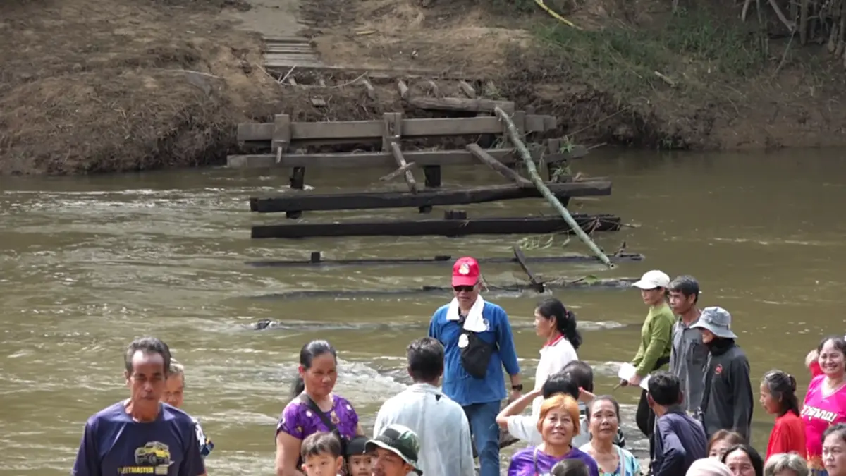 น้ำป่าซัดสะพานขาด! เกษตรกรมุกดาหารวอนสร้างสะพานถาวร