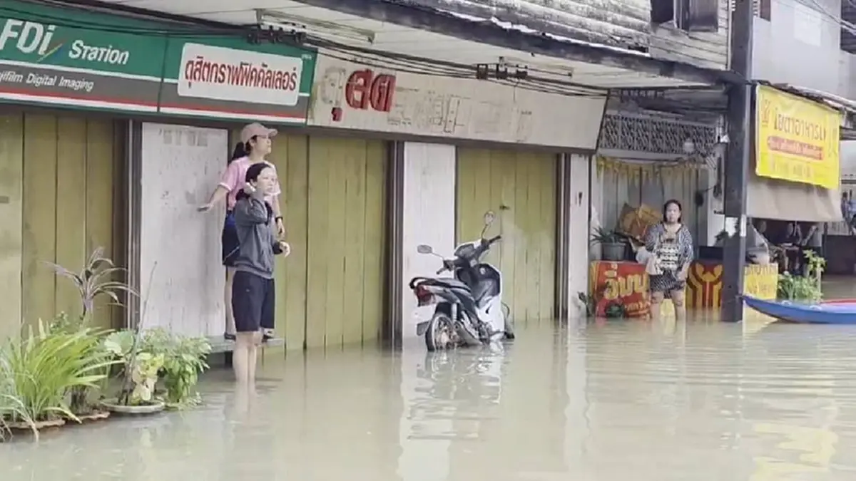 วิกฤตน้ำท่วมแกลงจมมิดหัว ชาวบ้านวอนช่วยติดค้างเพียบ