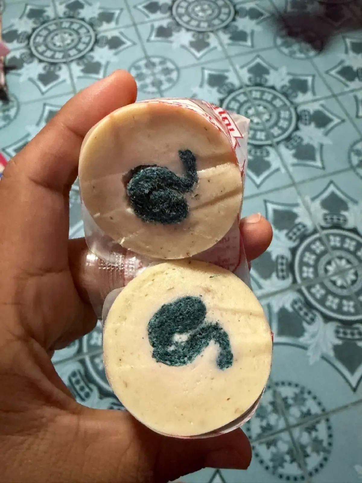 อวสานมื้ออร่อย สาวผ่าหมูยอเจอของแถมประหลาด สงสัยเข้าไปยังไง