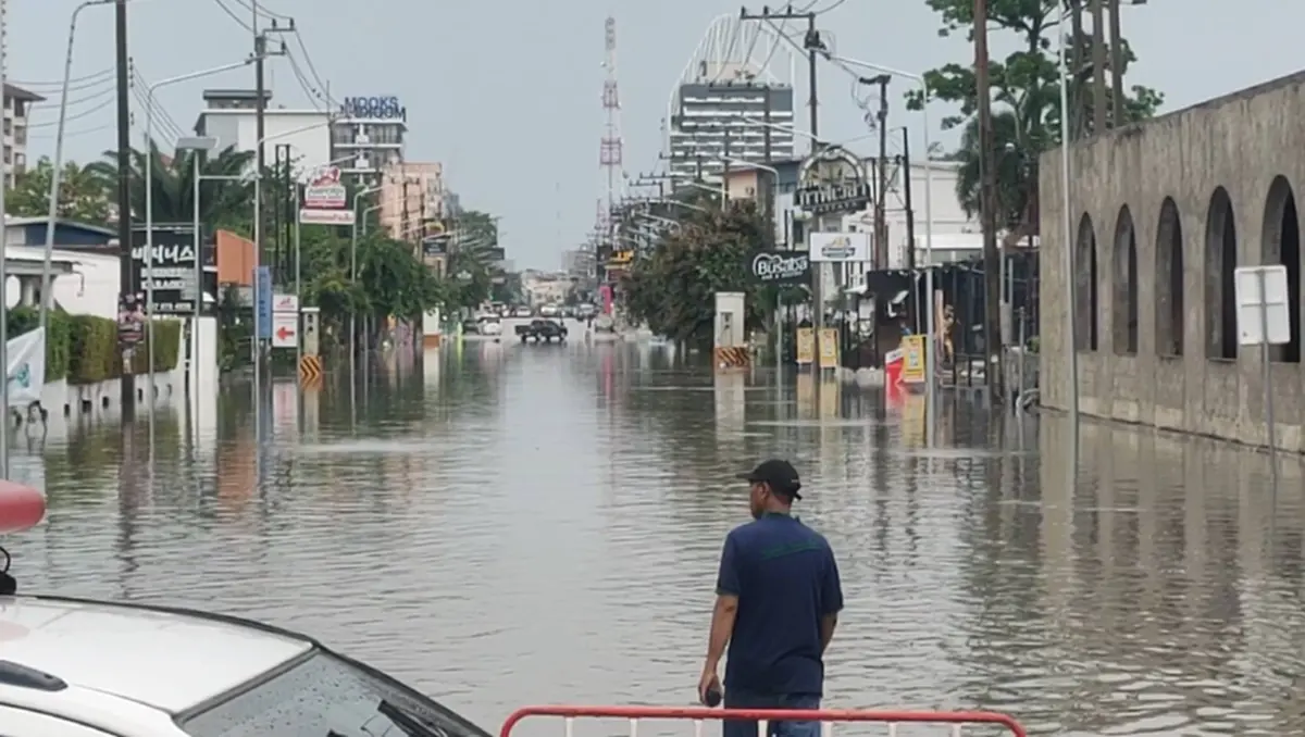 ฝนถล่มพัทยากลางวันแสกๆ น้ำพุ่งเกือบเมตร ปิดเส้นทางวุ่น