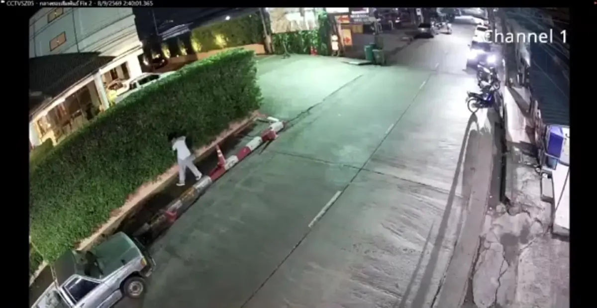 ไม่รู้ไปโกรธใครมา ชายต่างชาติเดินเตะรถ-ชกป้ายโรงแรมอุดรพังยับ