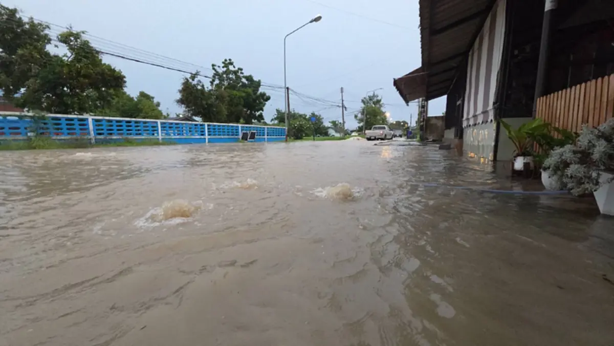 ฝนถล่มบ้านฉางท่วมคลองทรายสูงถึงแข้ง รถตู้ถอยรับนักเรียนวุ่น