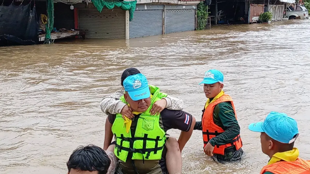 สระแก้วอ่วม! น้ำท่วมเมืองสูงเกือบ 1 เมตร ทหาร-กู้ภัยเร่งอพยพชาว