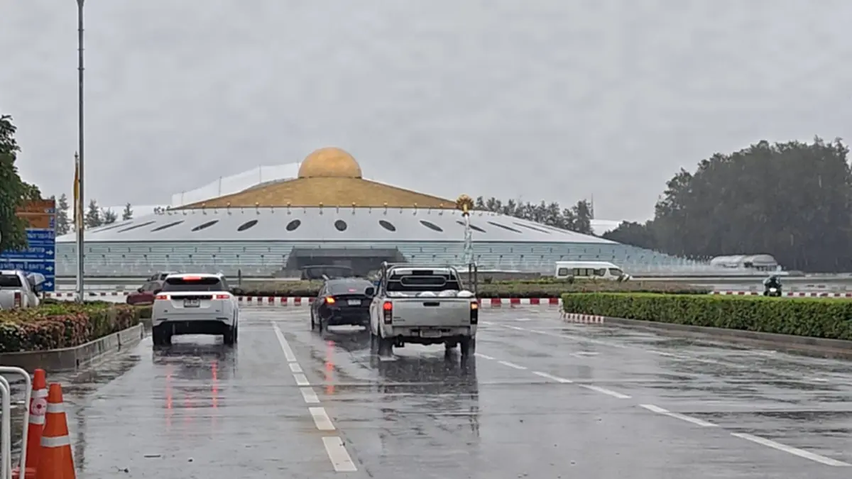 วัดพระธรรมกายเปิดอาคารจอดรถช่วยชาวบ้านหนีน้ำ หลังฝนถล่ม