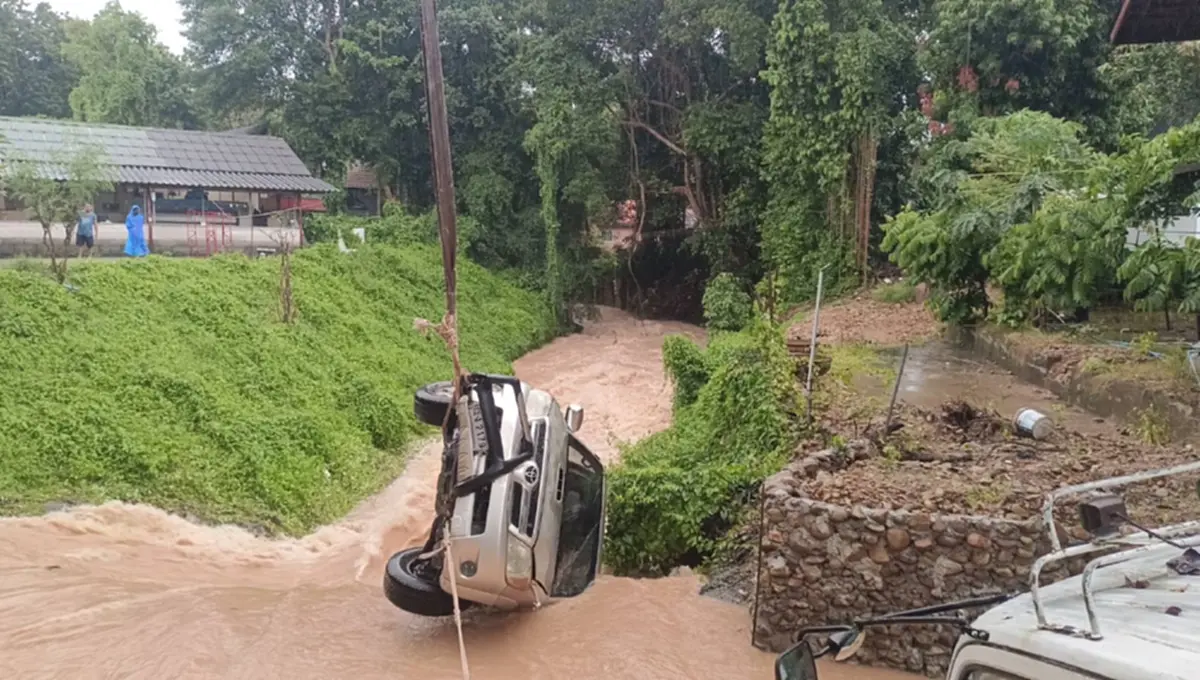 ฝนถล่มเกาะช้าง! น้ำป่าทะลักท่วมฉับพลัน กระบะถูกซัดตกคลอง
