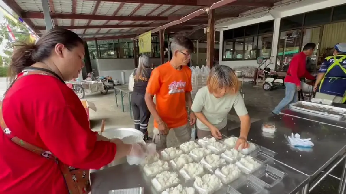 “พระครูป้อม” เปิดโรงครัวทำข้าวกล่องลุยน้ำแจกชาวบ้านติดค้าง