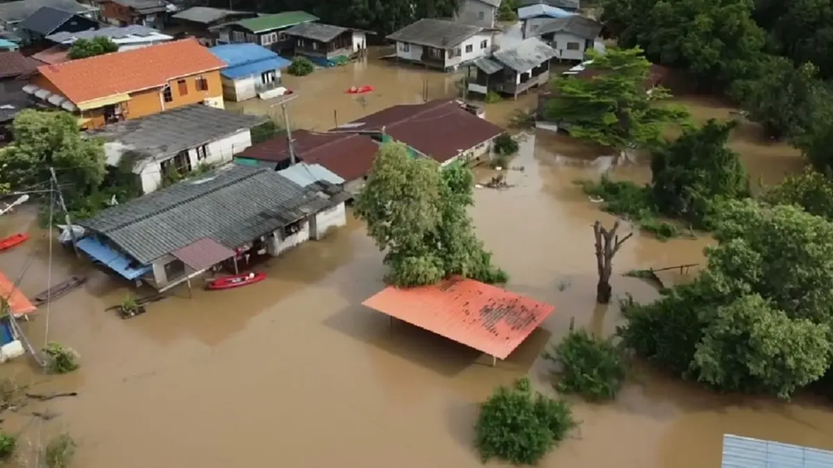 อยุธยาน้ำท่วมพุ่ง 7 อำเภอ วิกฤตหนักมิดสะพานต้องพายเรือซื้อข้าว!