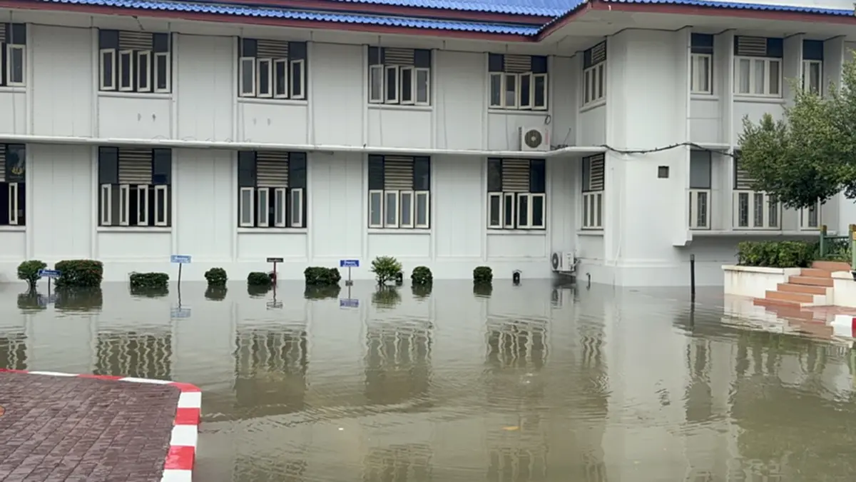 อ่างทองระทึก! ฝนตกหนักน้ำรอระบาย โรงเรียนประกาศหยุด 1 วัน