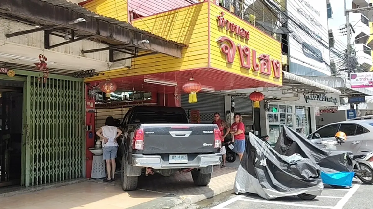 กระบะเข้าเกียร์ค้างไว้ สตาร์ตปุ๊บพุ่งเข้าร้านทอง แห่ส่องทะเบียน