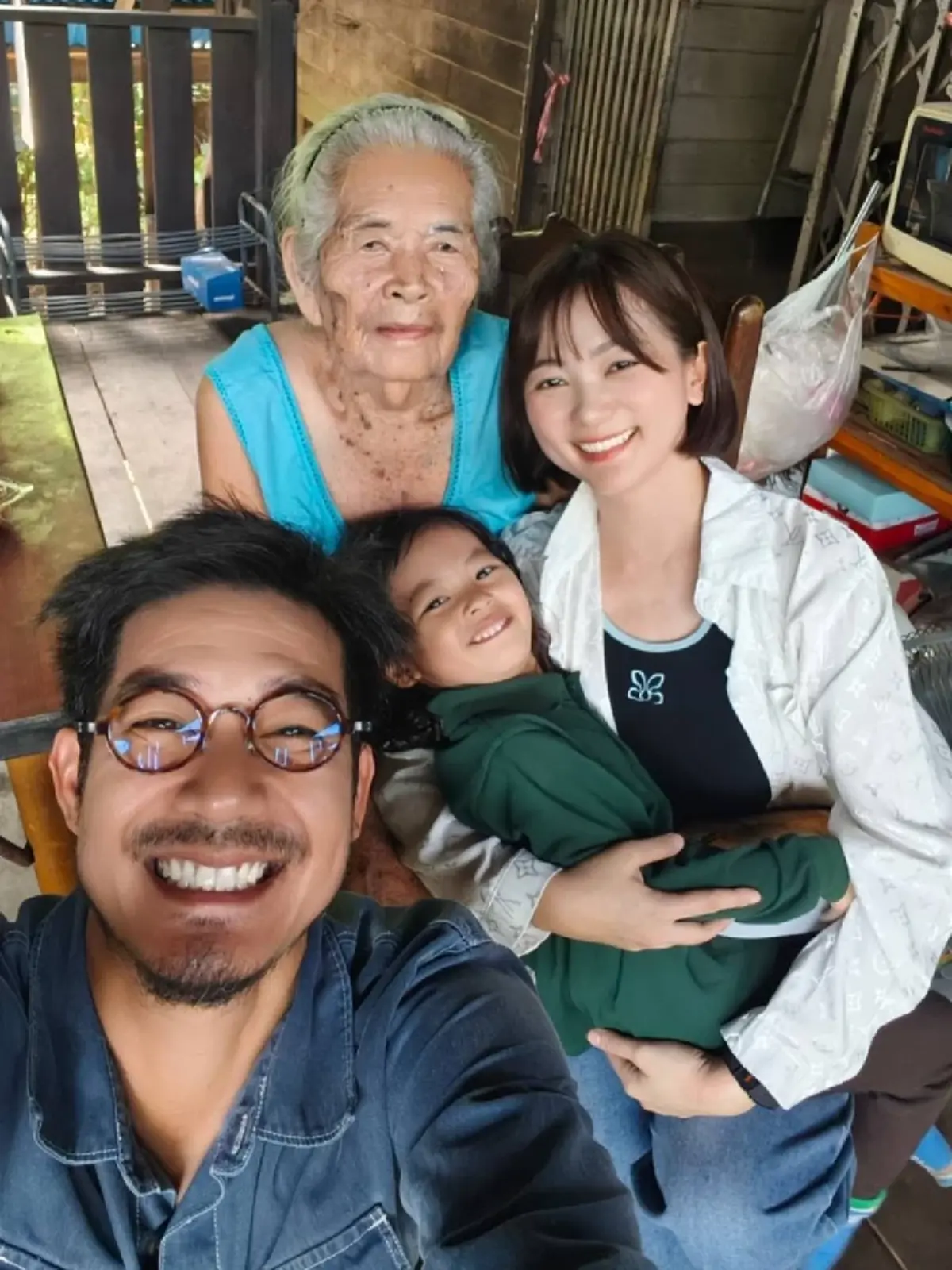 เวียร์ ศุกลวัฒน์ พาลูกเมียกลับต่างจังหวัด  เยี่ยมย่าทวด