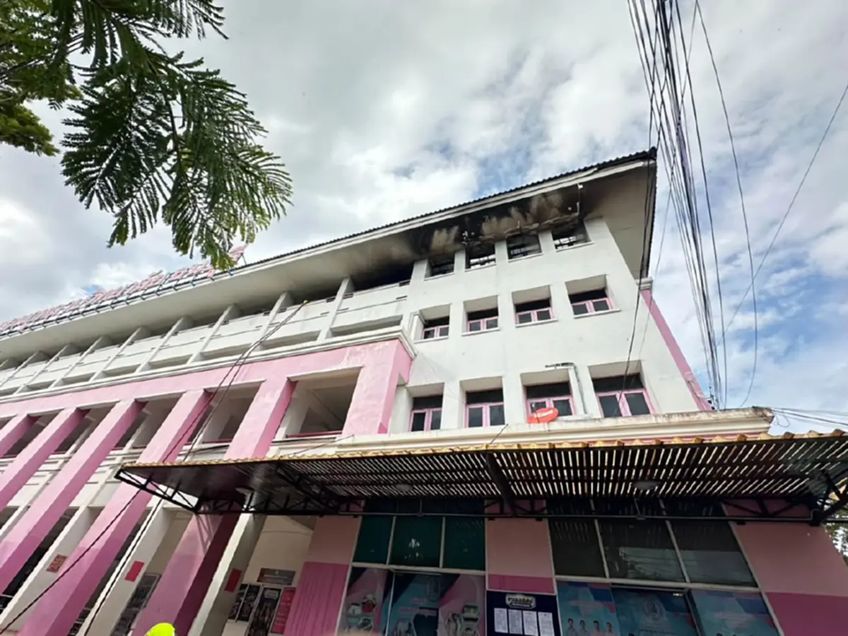 เปิดภาพความเสียหาย ไฟไหม้โรงเรียนสวนกุหลาบวิทยาลัยธนบุรี
