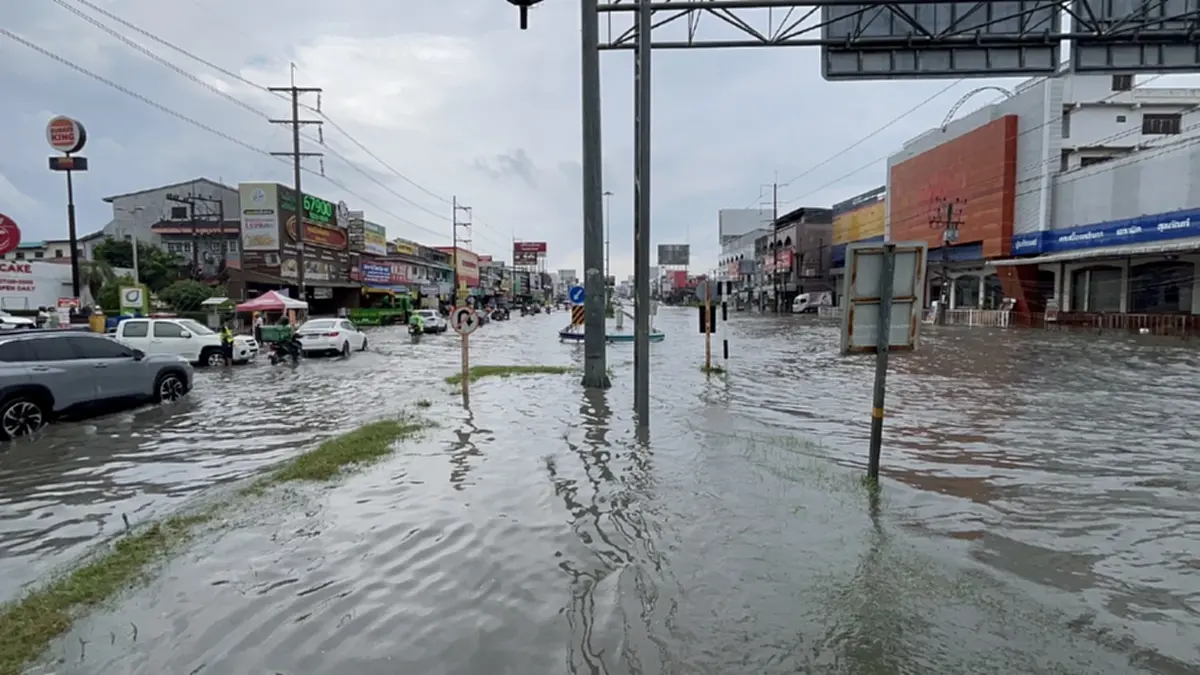 ฝนถล่มพัทยากลางวันแสกๆ น้ำพุ่งเกือบเมตร ปิดเส้นทางวุ่น