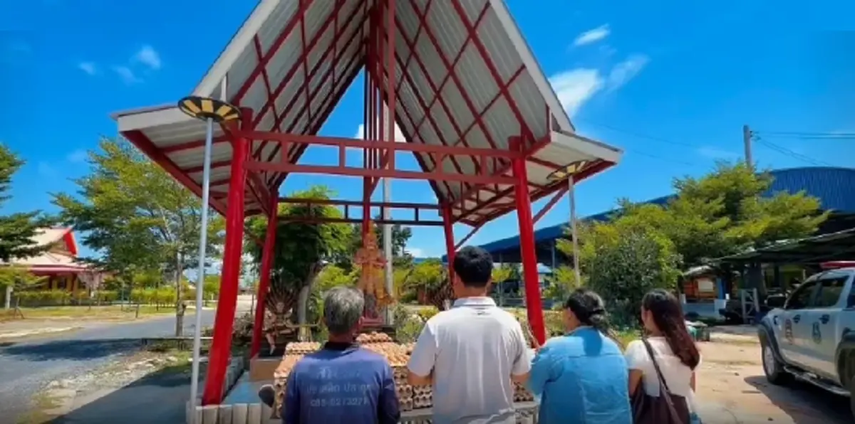 เฮลั่น! หนุ่มศรีราชาแก้บนไข่ 8,900 ฟอง หลังมีโชคติดกัน 10 งวด