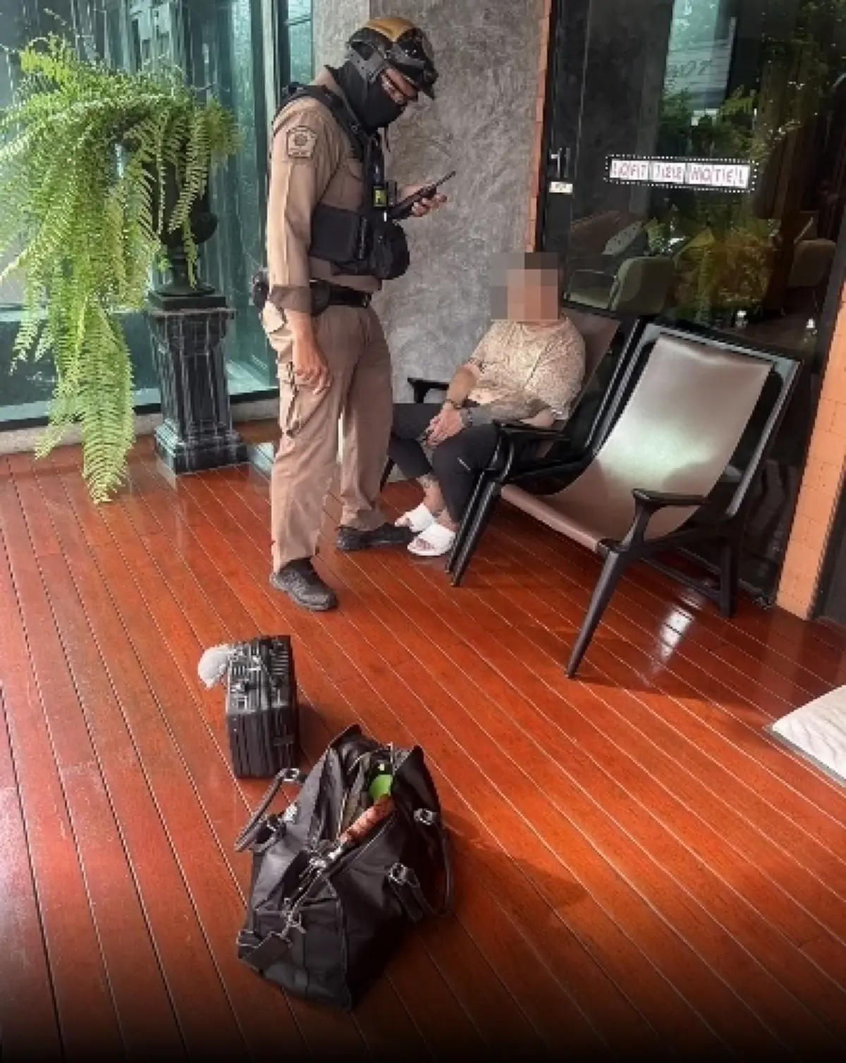 รวบตัวหนุ่มจีนโรงแรมย่านลาดพร้าว เบาะแสซุกไอซ์-อาวุธแน่น!