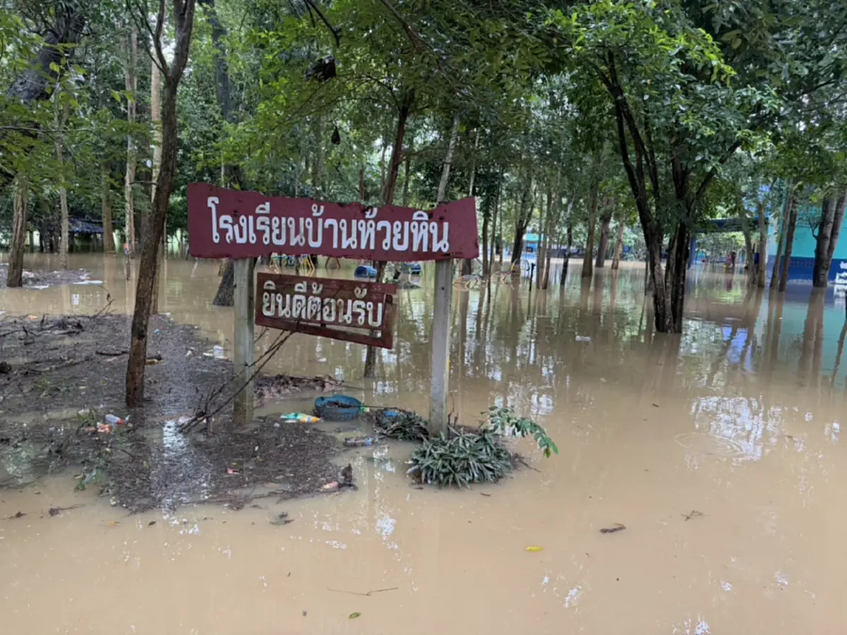โกลาหลแต่เช้ามืด! น้ำป่าทะลักท่วมโรงเรียน ผอ.สั่งปิดด่วน