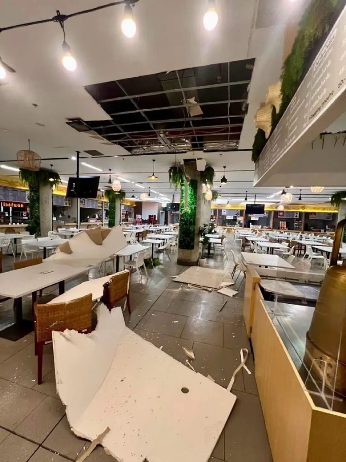 ระทึกสภาฯหมื่นล้าน ฝ้าเพดานโรงอาหารถล่ม โชคดีเป็นวันหยุด