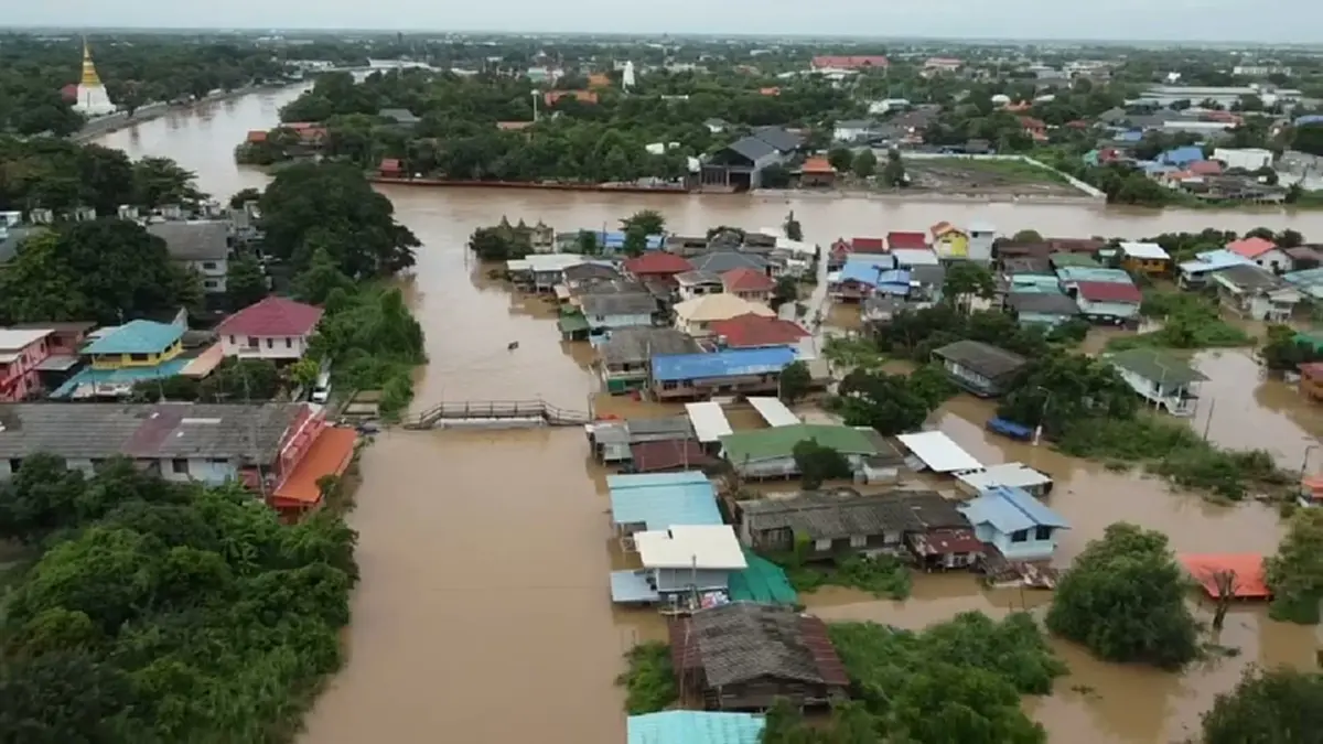 อยุธยาน้ำท่วมพุ่ง 7 อำเภอ วิกฤตหนักมิดสะพานต้องพายเรือซื้อข้าว!