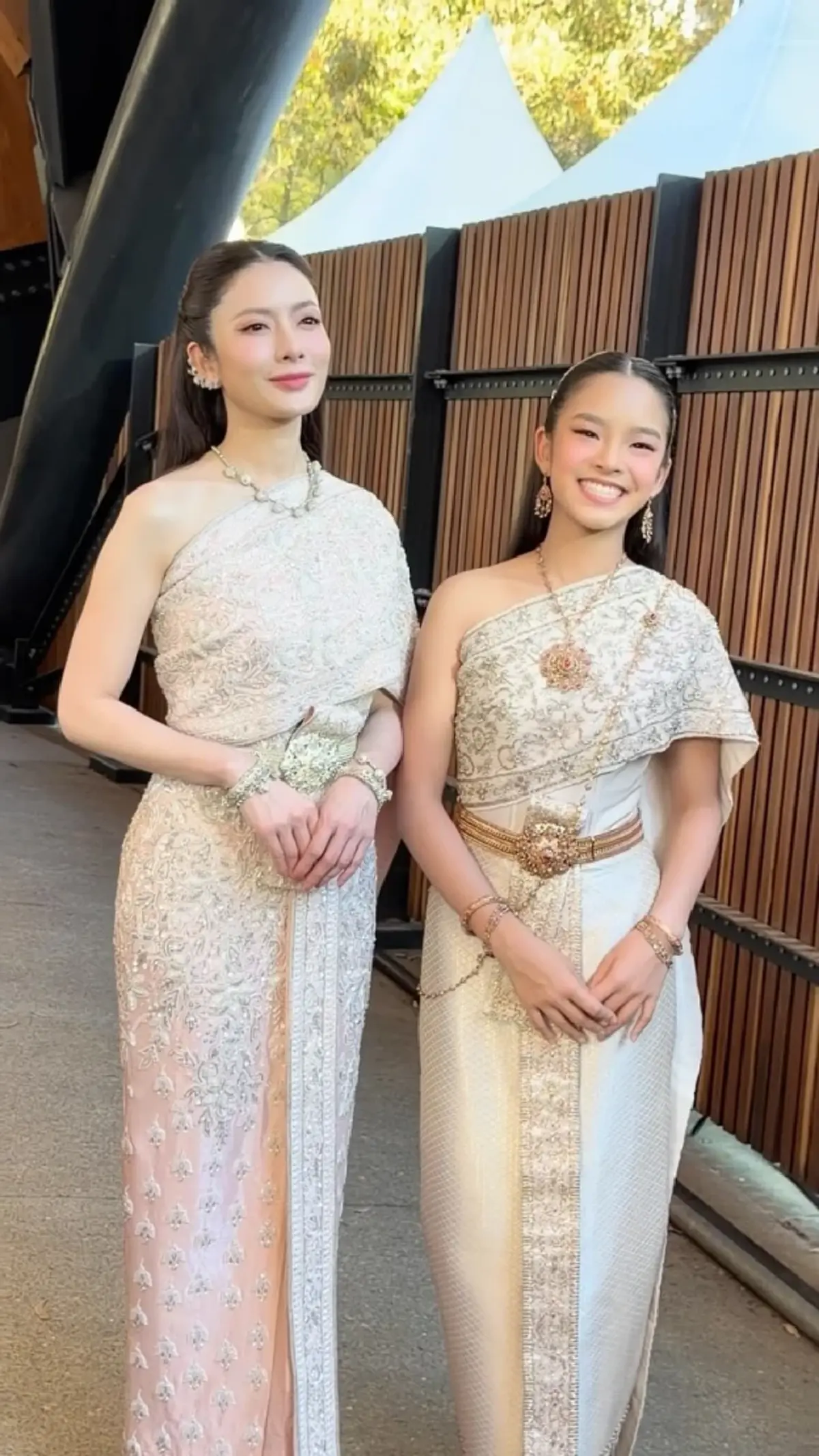 สวยสะกด  "แอฟ ทักษอร - น้องปีใหม่" สวมชุดไทยเดินแฟชั่นโชว์