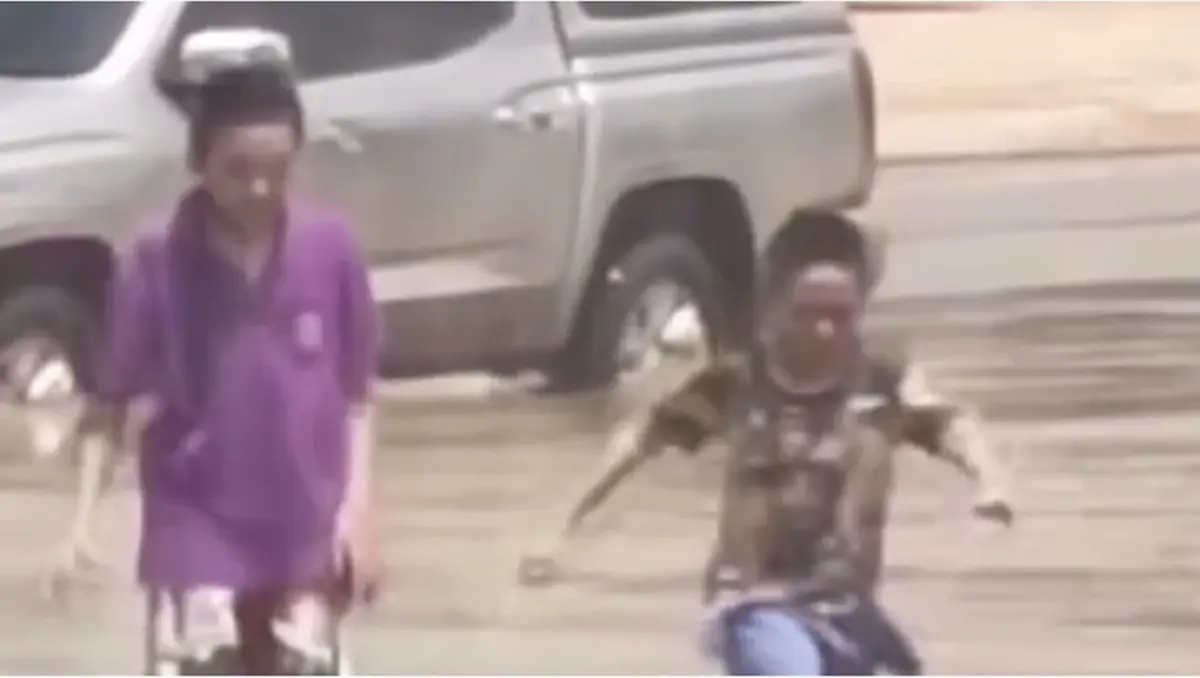 นาทีชีวิต! เด็กถูกน้ำดูดลงท่อ อดีตประธาน อบจ. ช่วยรอดปาฏิหาริย์