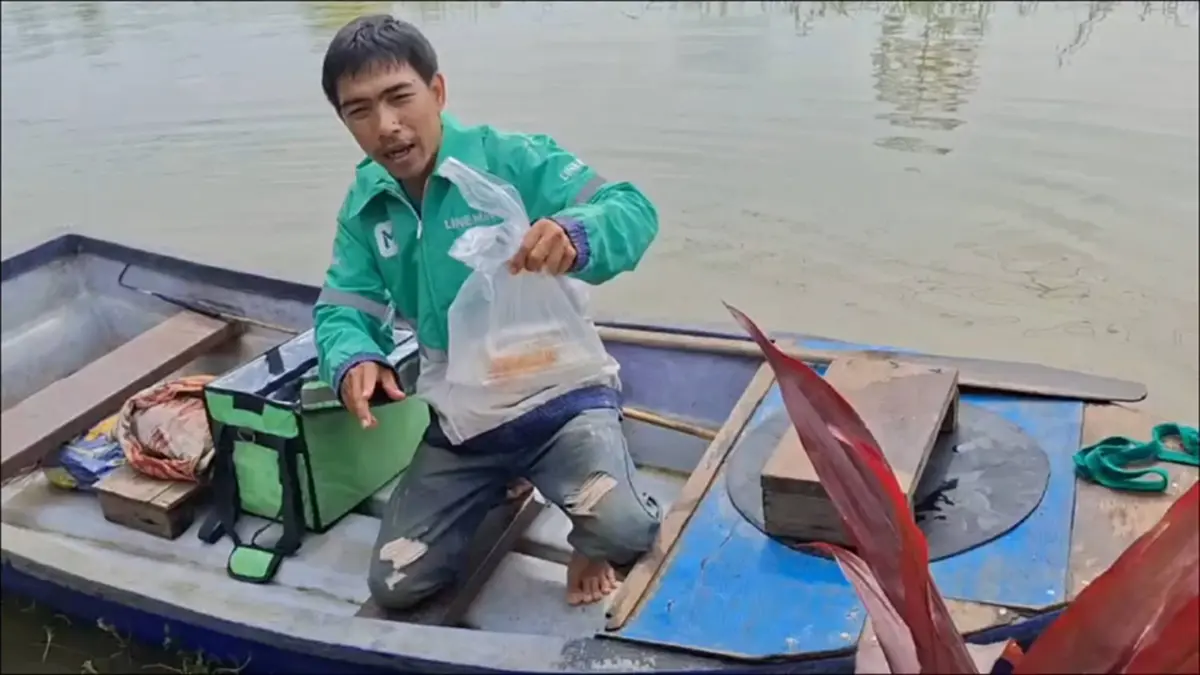 ใจสู้เกินร้อย! สัปเหร่อไรเดอร์พายเรือฝ่าน้ำท่วมส่งอาหาร
