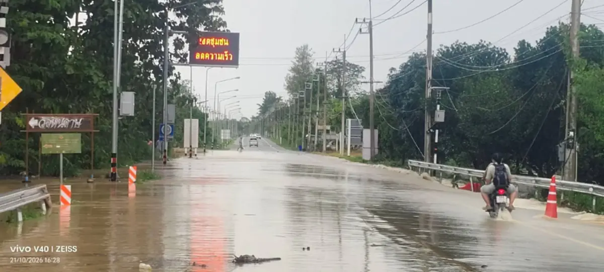 ฝนตกหนักน้ำป่าทะลักท่วม รร.บ้านห้วยหิน 50 ซม. สนามชัยเขตอ่วม