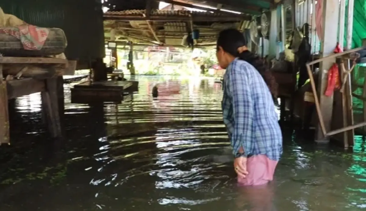 สุดทรมาน! ชาวบ้านราชบุรีต้องนอนบนเรือนานกว่า 20 วัน