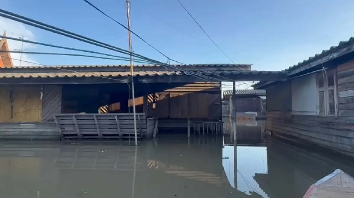 หมดตัว! ชาวโผงเผงควักแสนดีดบ้านหนีน้ำท่วมแต่ไม่รอด