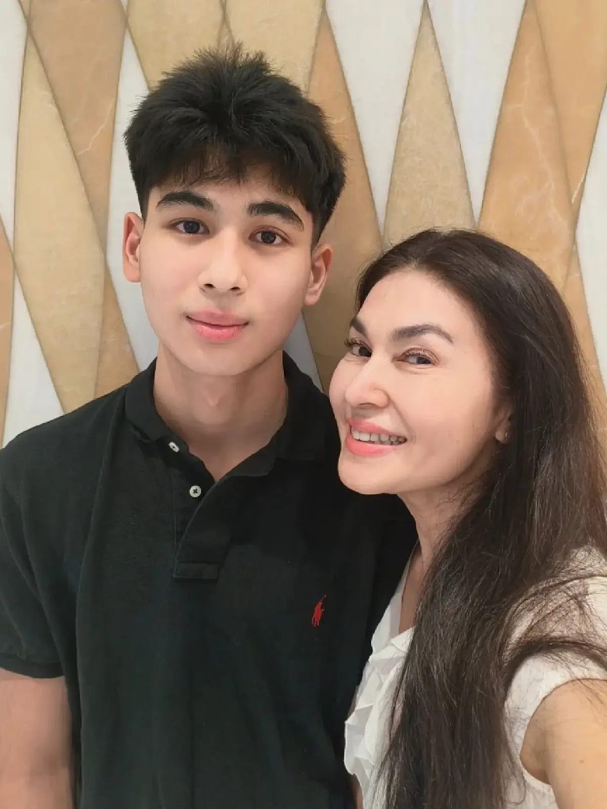 หล่อฉายออร่า ลูกชาย ตุ้ย-แอนนา โตเป็นหนุ่ม  หน้าตาได้พ่อแม่เต็มๆ