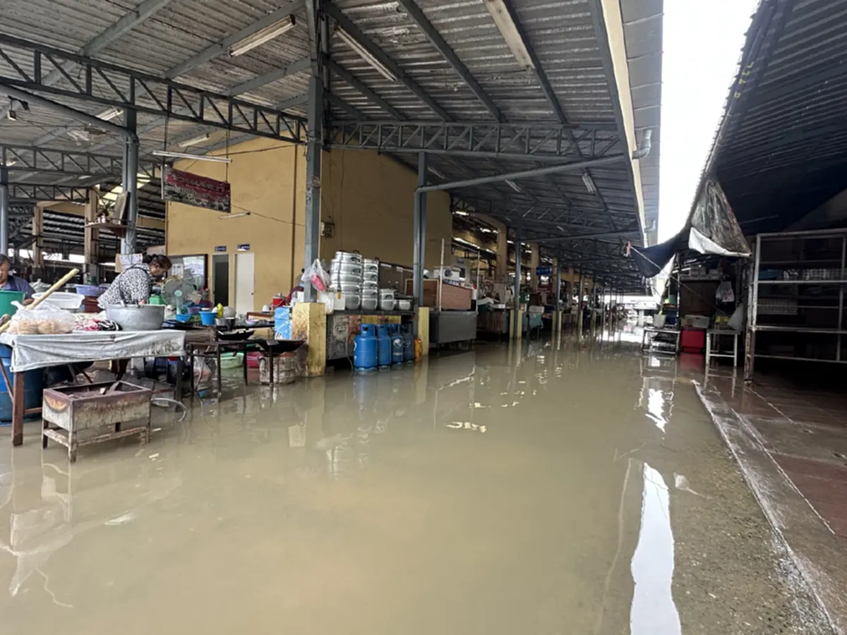 อยุธยาจมน้ำ 16 อำเภอ! ทะเลหนุนดันเจ้าพระยาทะลักท่วมบางปะอิน
