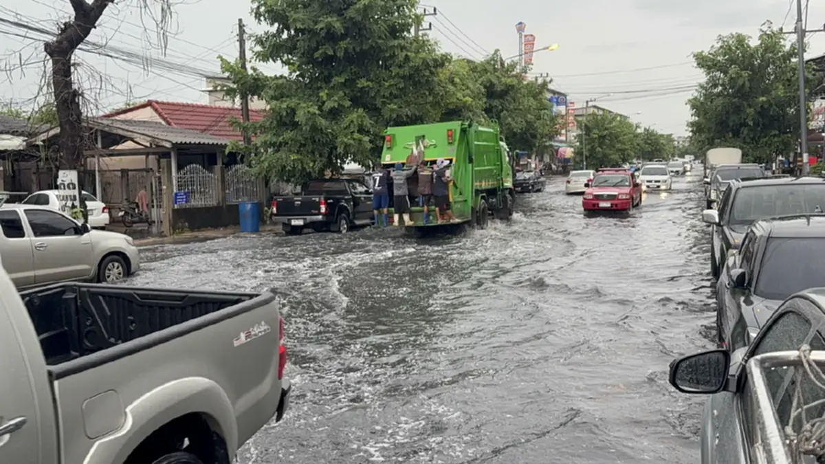 ฝนถล่มอ่างทองจม! น้ำขังสูง 60 ซม. เทศบาลฯ เร่งสูบ 2 ชม. แห้ง