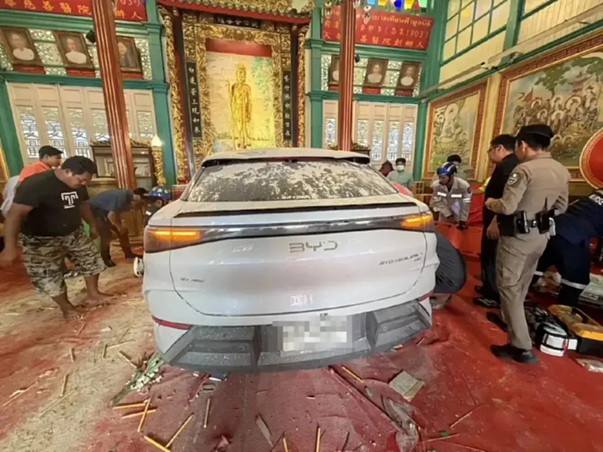 พลิกหมด คำสารภาพ "คนขับ BYD" เปิดสาเหตุที่แท้จริงพุ่งชนศาลเจ้า