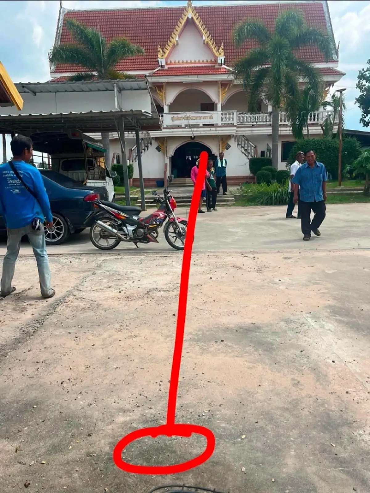 ขนลุก ส่องทะเบียนกระบะ จอดดับเครื่อง จู่ๆ พุ่งขึ้นบันไดกุฏิพระ