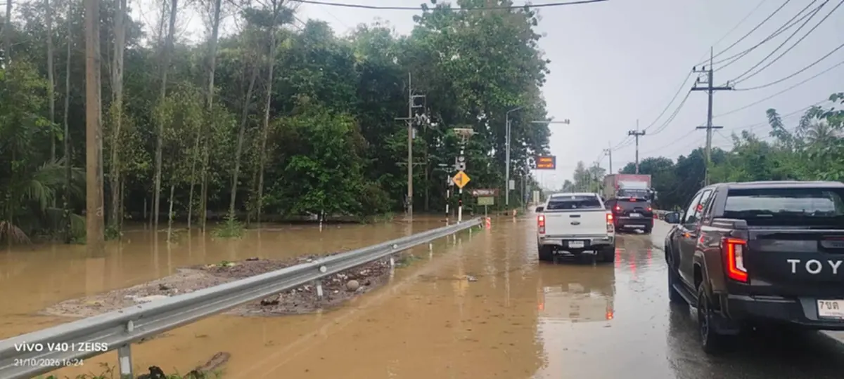 ฝนตกหนักน้ำป่าทะลักท่วม รร.บ้านห้วยหิน 50 ซม. สนามชัยเขตอ่วม