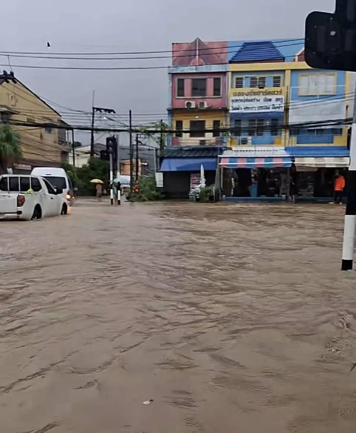 ด่วน! ภูเก็ตวิกฤต คลองบางใหญ่ทะลัก ท่วมหลายจุดสั่งยกของขึ้นที่สูง