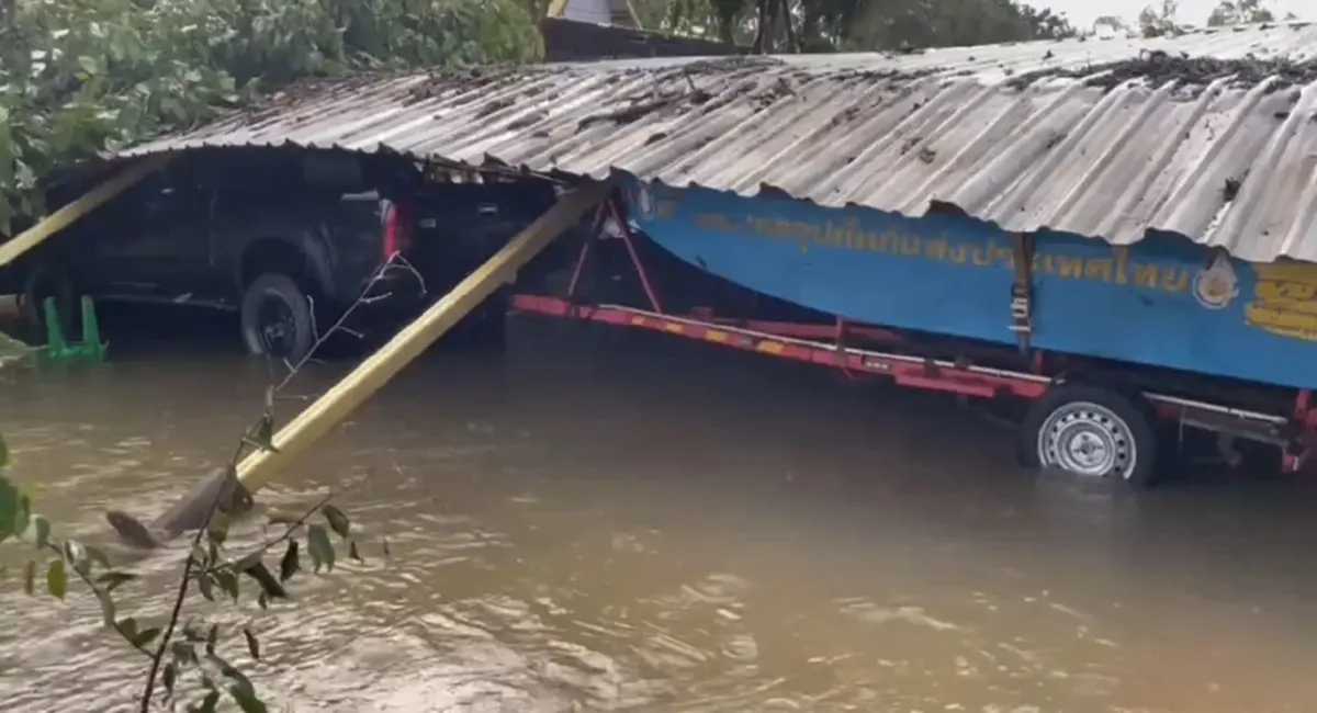นาทีชีวิต! พายุพัดหลังคาถล่มทับกู้ภัยลุยน้ำท่วม รอดยกคัน