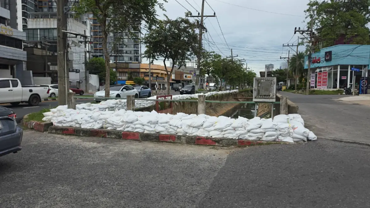 ชาวบ้านหาดใหญ่โวยวางกระสอบทรายคลอง 30 เมตร จี้ตั้งเครื่องดันน้ำ