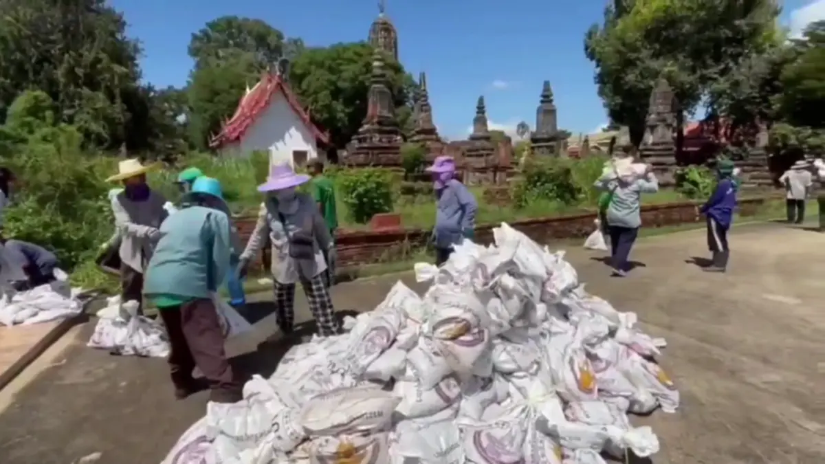 กรมศิลป์ขน 2,000 กระสอบทราย ป้องกันน้ำท่วมวัดเชิงท่าอยุธยา
