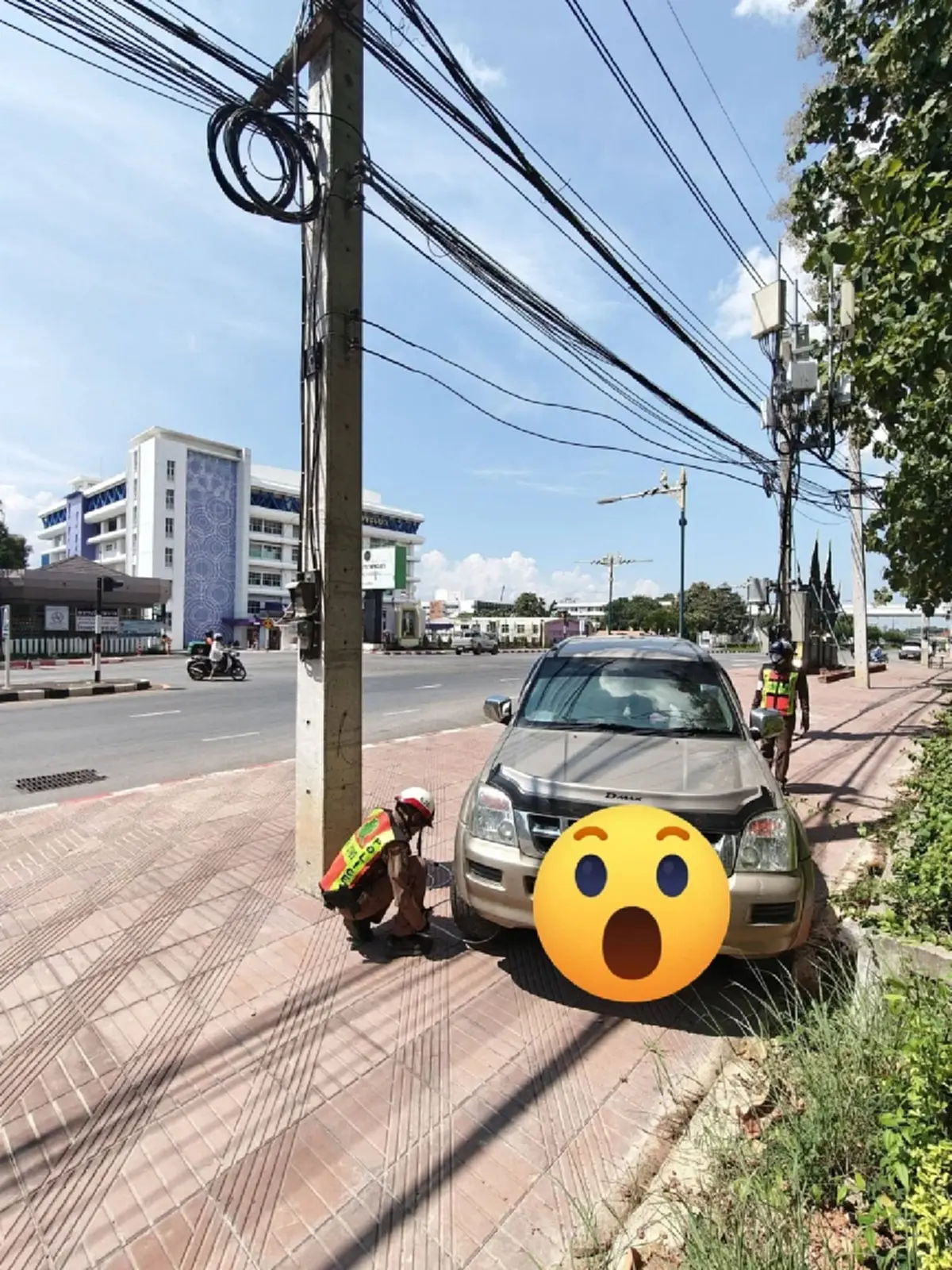 อย่าหาทำ! กระบะจอดบนฟุตปาธ อ้างไม่รู้ว่าผิดกฎหมาย โดนปรับ 500 บาท