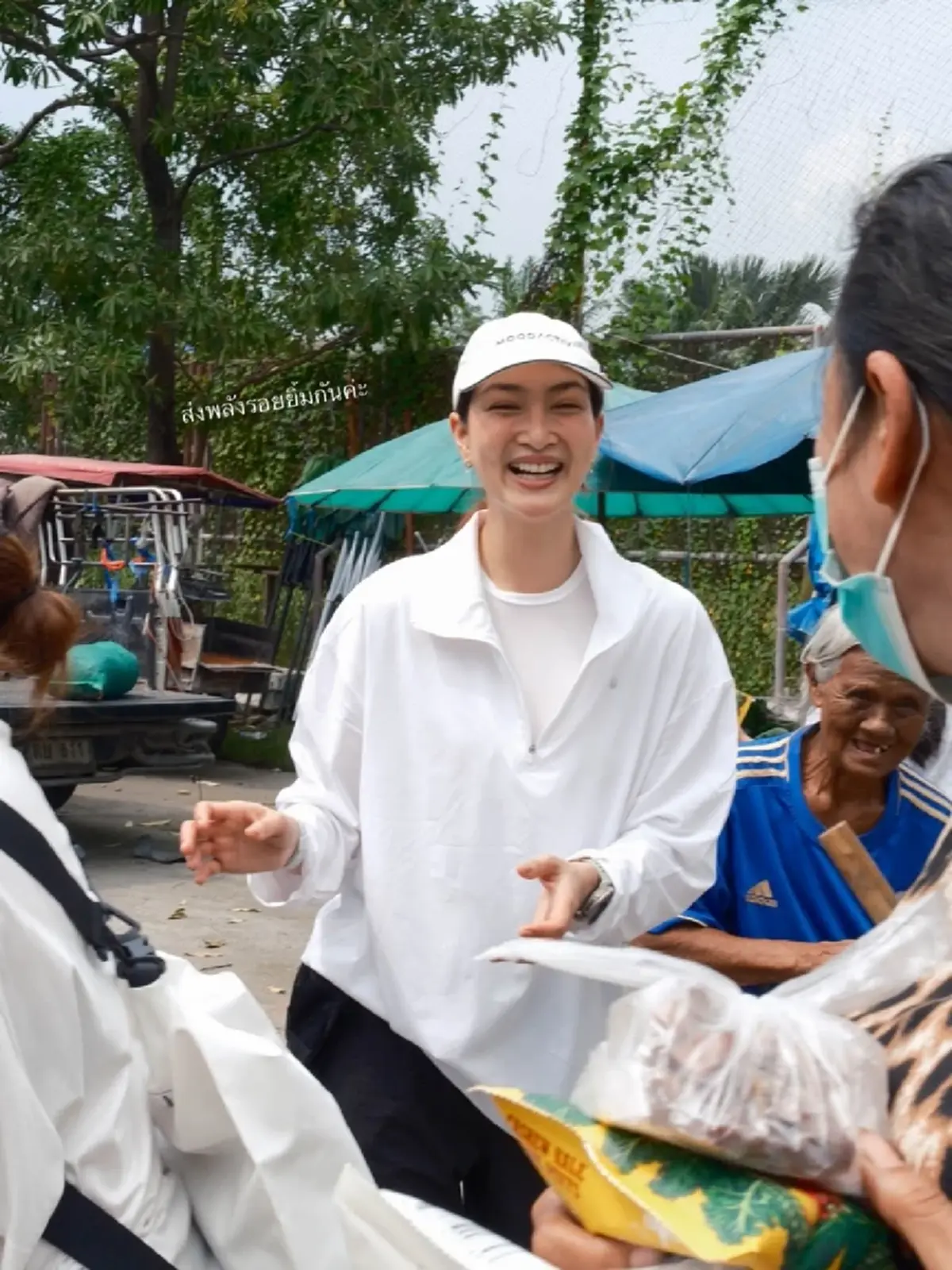 ใจบุญไม่เคยเปลี่ยน นางเอกสาว  ลงพื้นที่แจกของ ช่วยผู้ประสบภัย