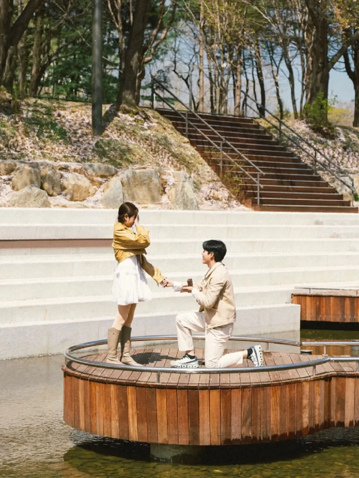 เซอร์ไพรส์ ดาราสาวดัง ถูกแฟนหนุ่มนอกวงการ คุกเข่าขอแต่งงาน